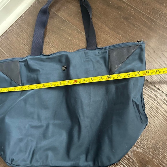 Navy blue Lululemon tote bag   zipper close - Picture 4 of 5